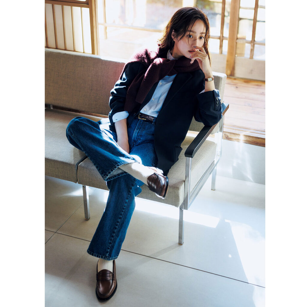 デニムパンツにジャケットのトラッドコーデ