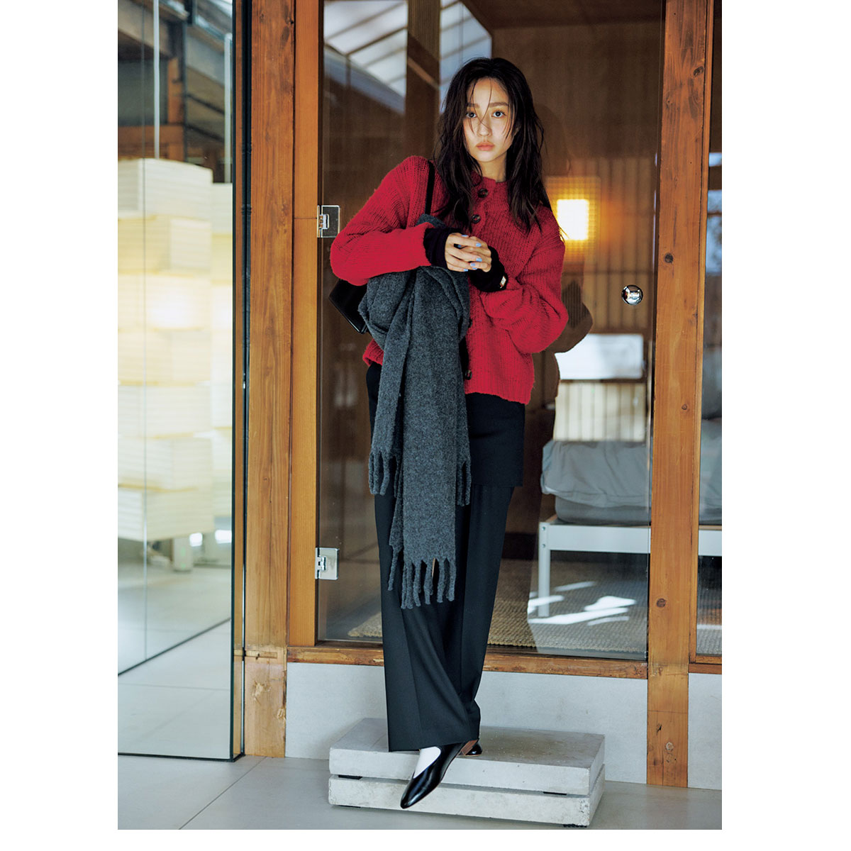赤ニットとチャコールグレーのパンツのコーデ