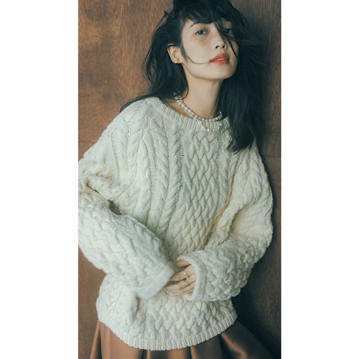 ざっくりニットにパールのネックレス