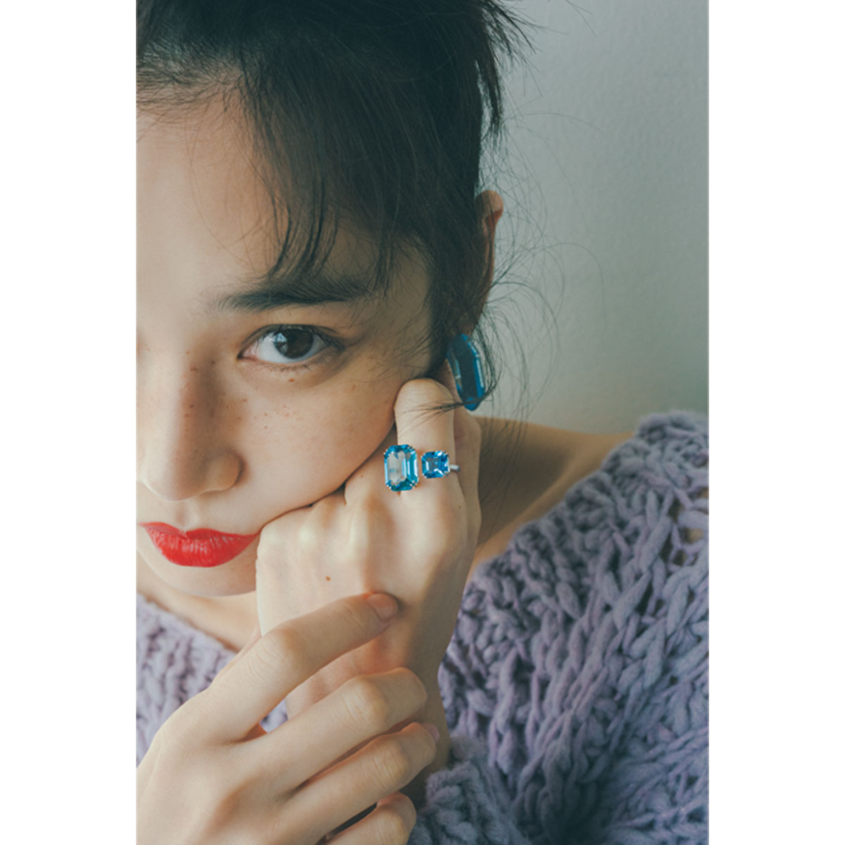 ラベンダーカラーのニットとブルーのストーンリング