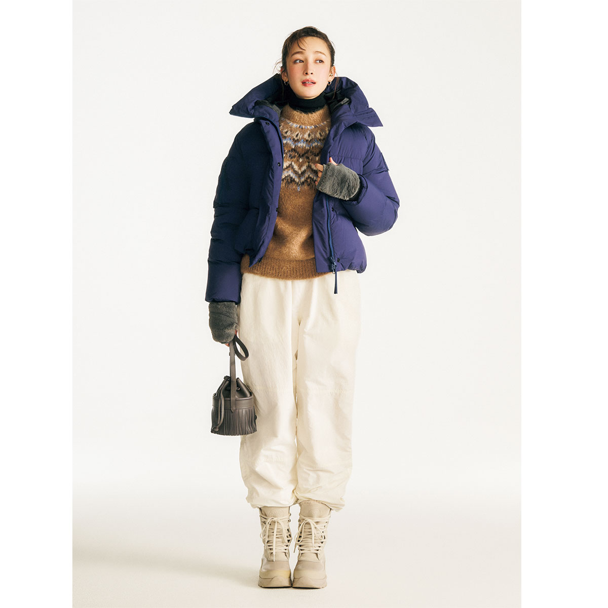 ノルディック柄ニットとジョガーパンツにスノーブーツの雪国旅コーデ