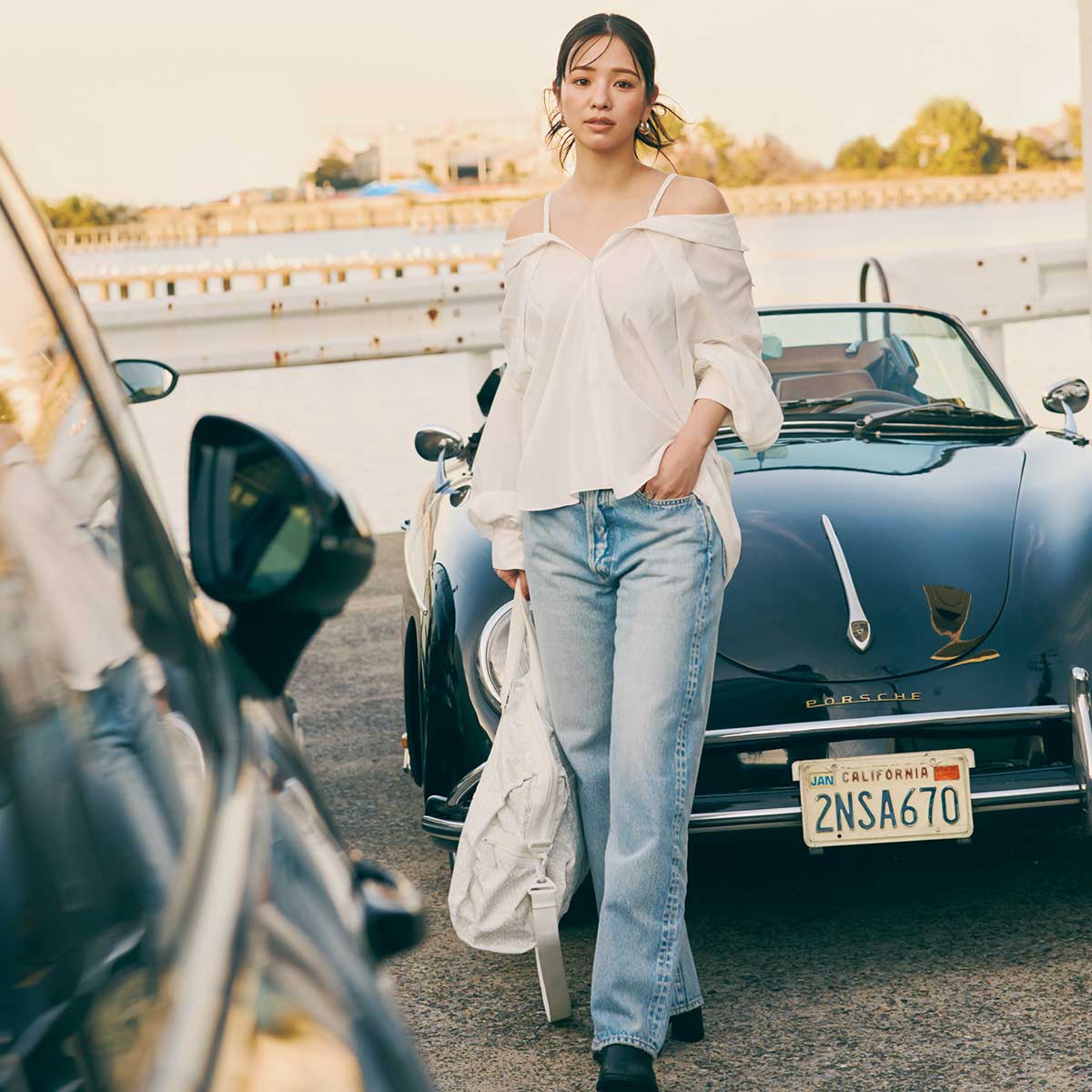 肩出しシャツとデニムのコーデ