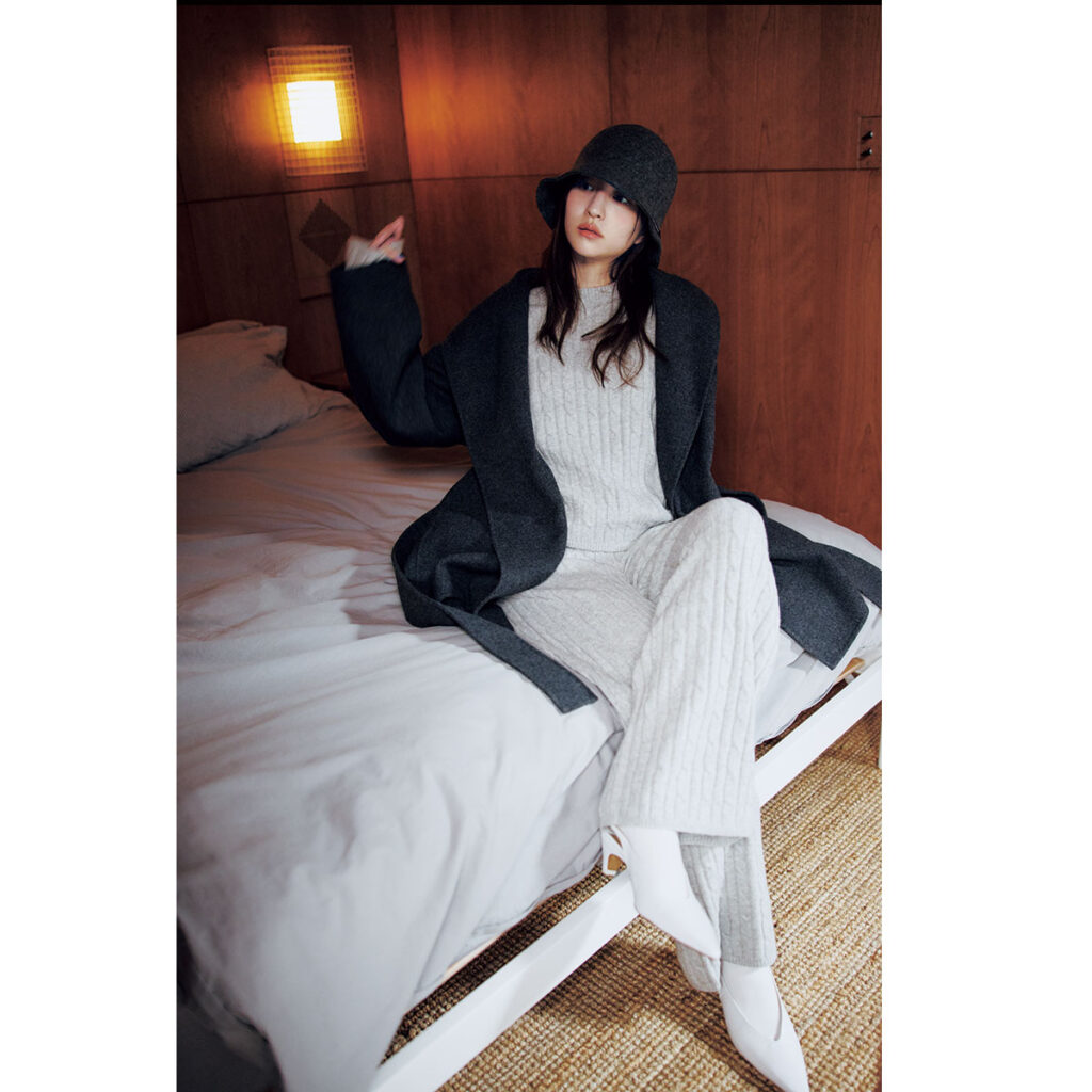 グレーのニットセットアップのコーデ