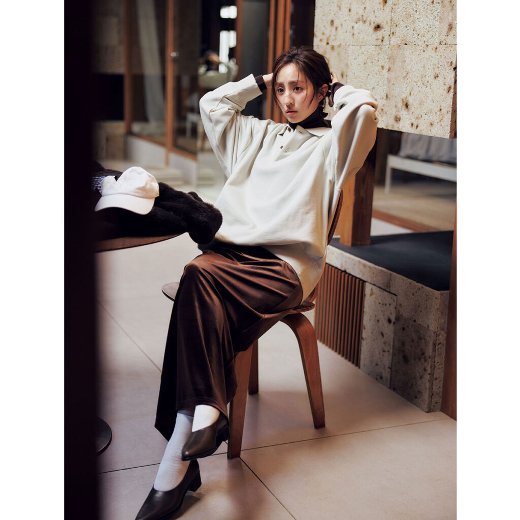 メンズサイズのポロニットとタイトスカートのコーデ