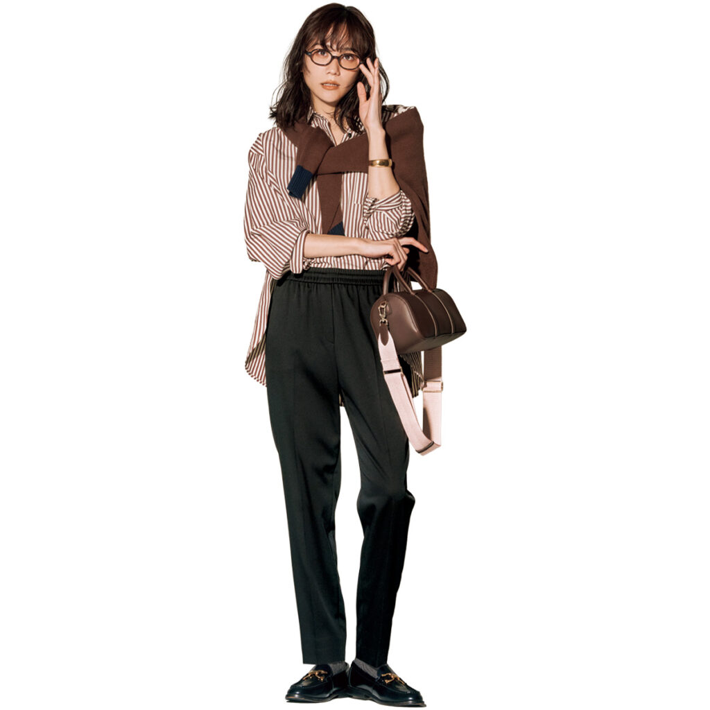 ブラウンのストライプシャツとスティックパンツのコーデ