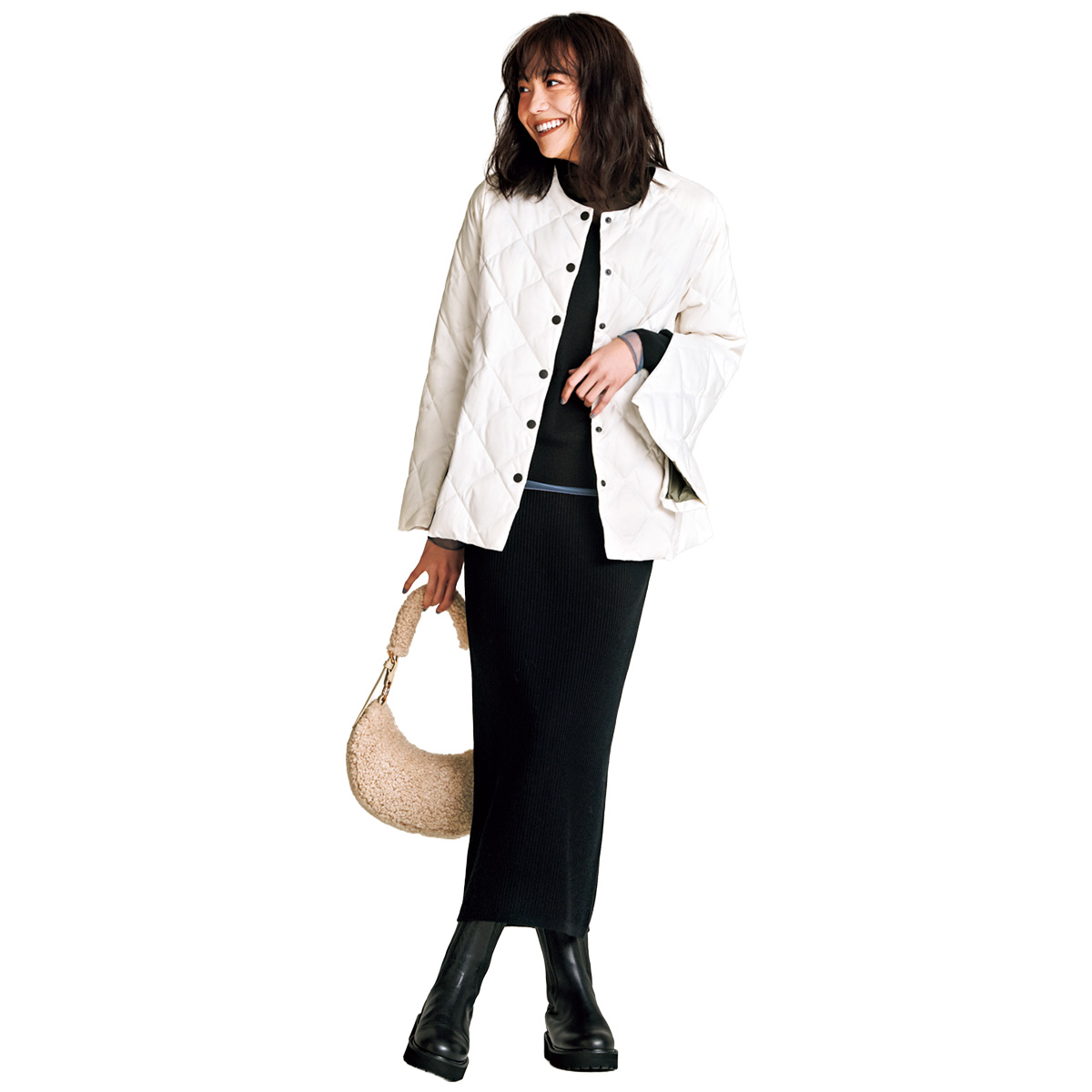 オープンスリーブのミドルジャケットと黒スカートのコーデ