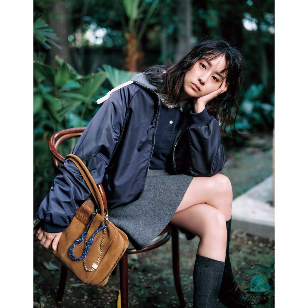 ネイビーのリバーシブルブルゾンとグレーのミニスカートのコーデ