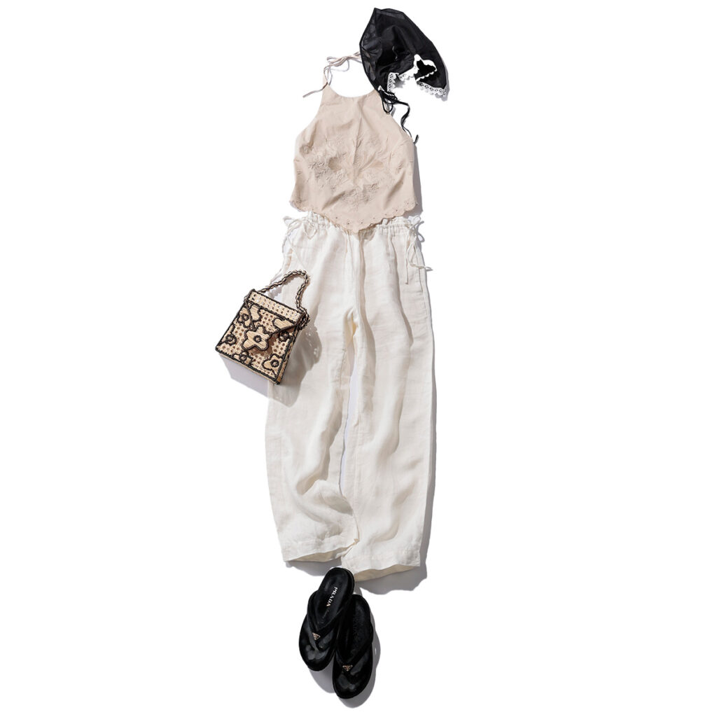 ホルターネックとパンツのオフ白コーデ