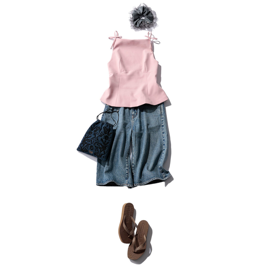 ピンクキャミとデニムハーパンのコーデ