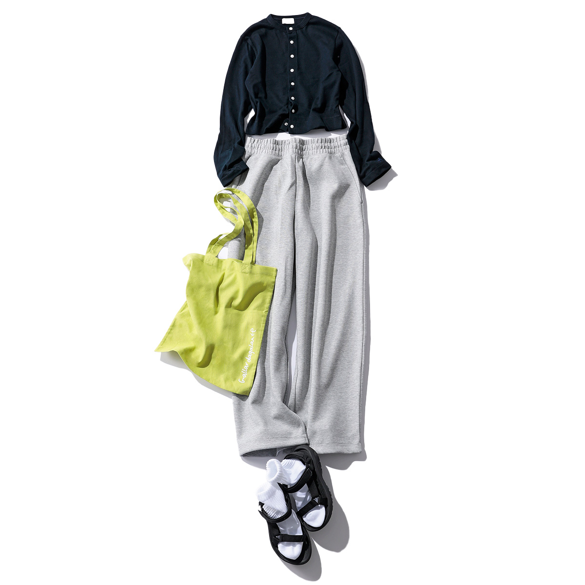 スナップボタンカーデとスウェットパンツのコーデ