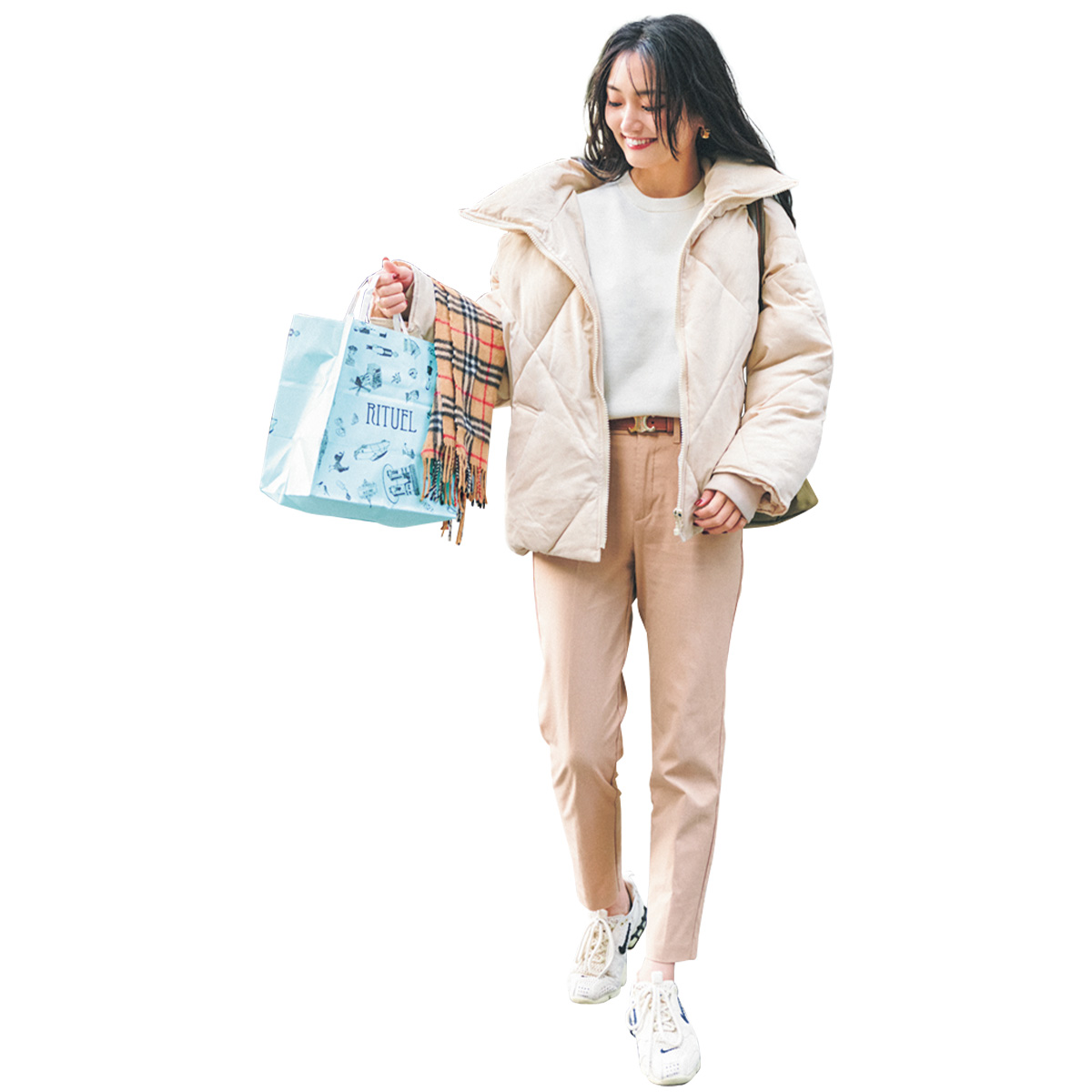 白のショート丈ダウンとベージュパンツのコーデ