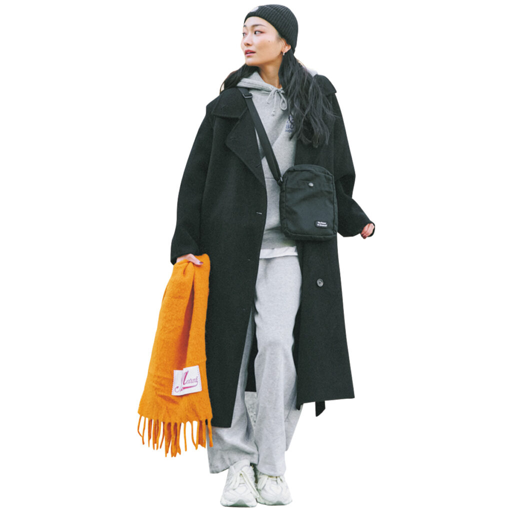 スウェットスタイルに黒のロングコートのコーデ