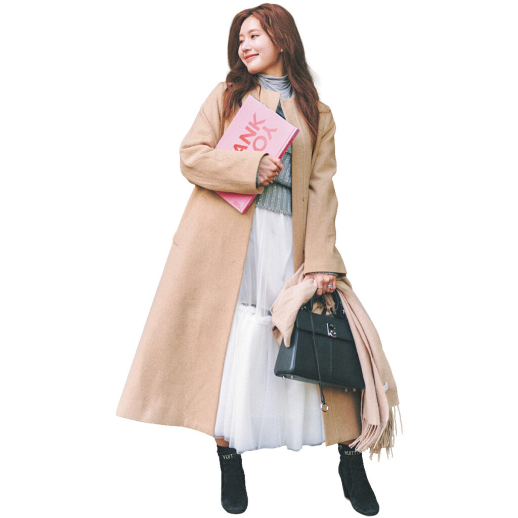 シアー素材のボリュームスカートとベージュのロングコートのコーデ