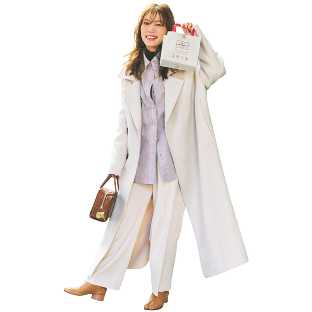 白のロングコートと白パンツのコーデ