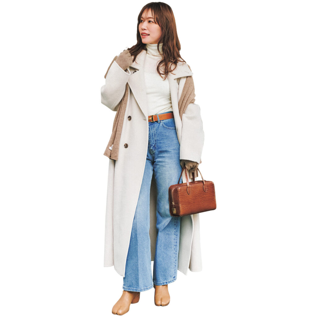 白タートルとデニムに白のロングコートのコーデ