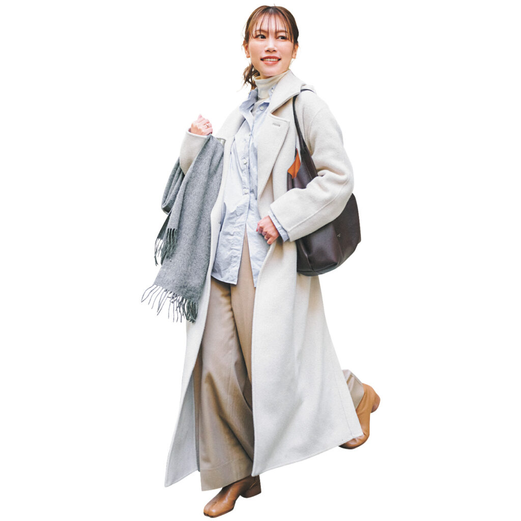 ベージュパンツに白のロングコートのコーデ