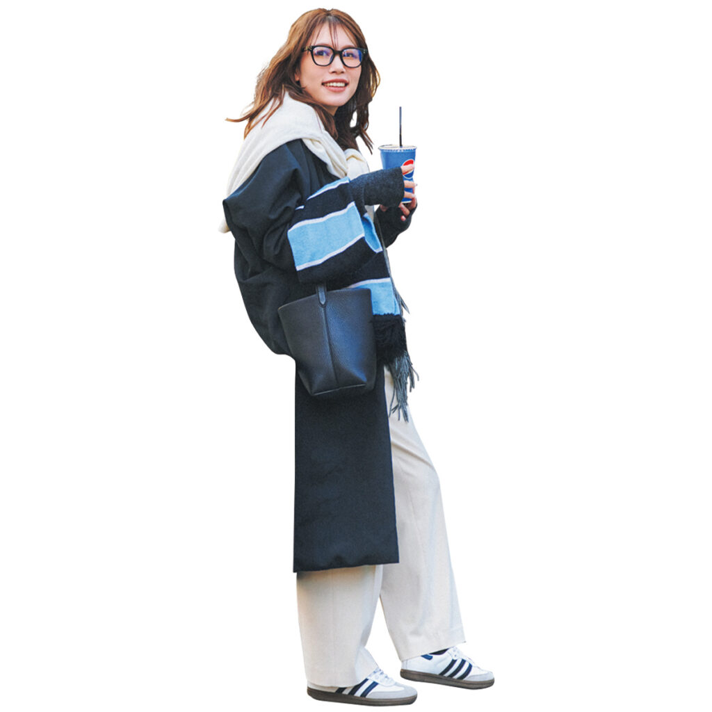 白パンツに黒のロングダウンコートにニットの肩掛けコーデ