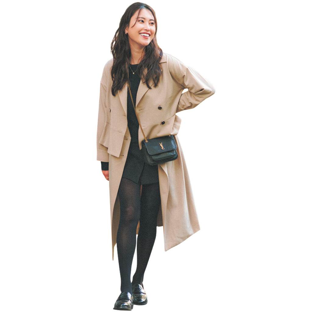 ミニスカにトレンチコートのコーデ