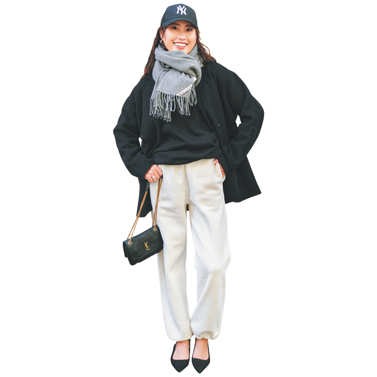 黒のショート丈コートに白のスウェットパンツのコーデ