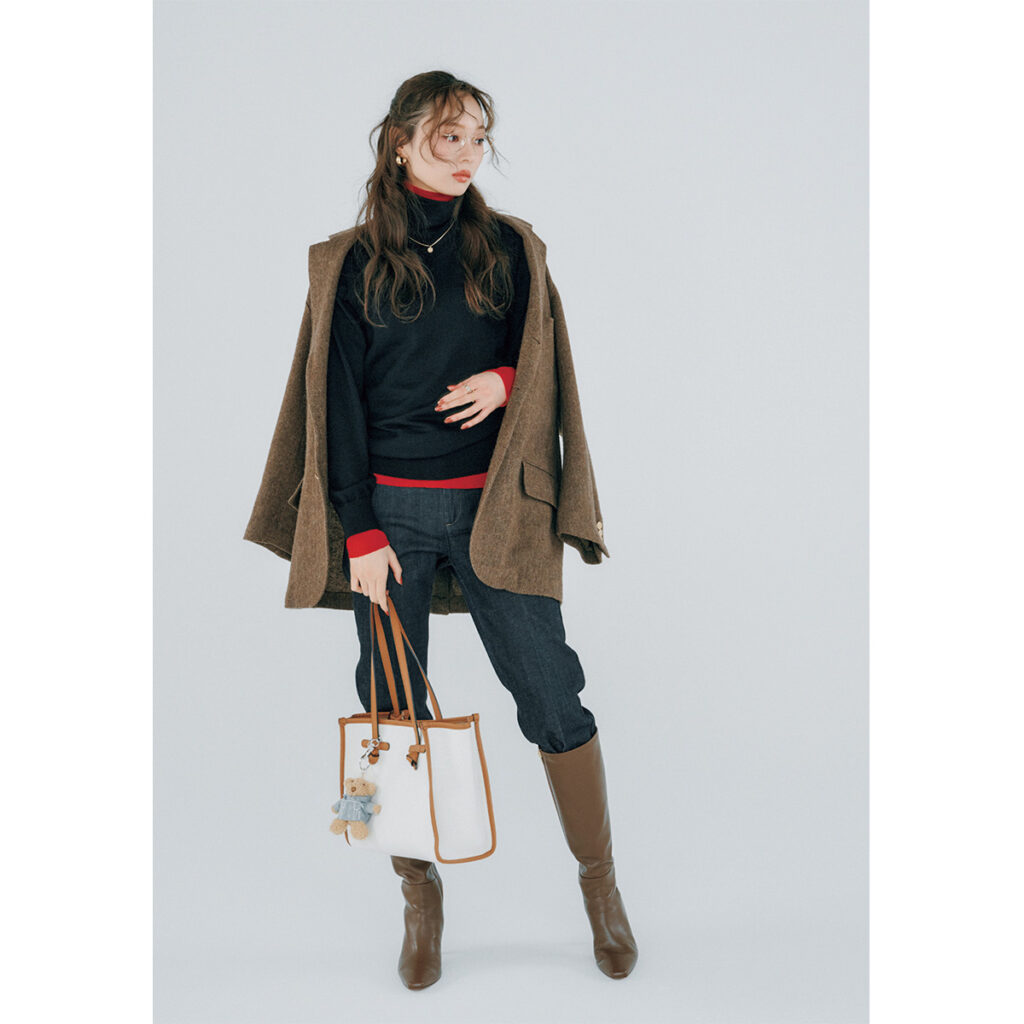 黒タートルと赤のシアータートルの重ね着にデニムとロングブーツのコーデ