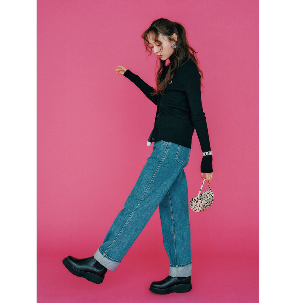 黒タートルとニットポロのレイヤードにデニムのコーデ