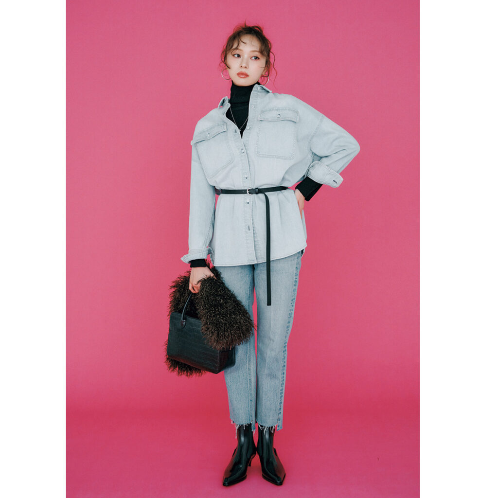 デニムシャツと黒タートルのレイヤードにデニムパンツのコーデ