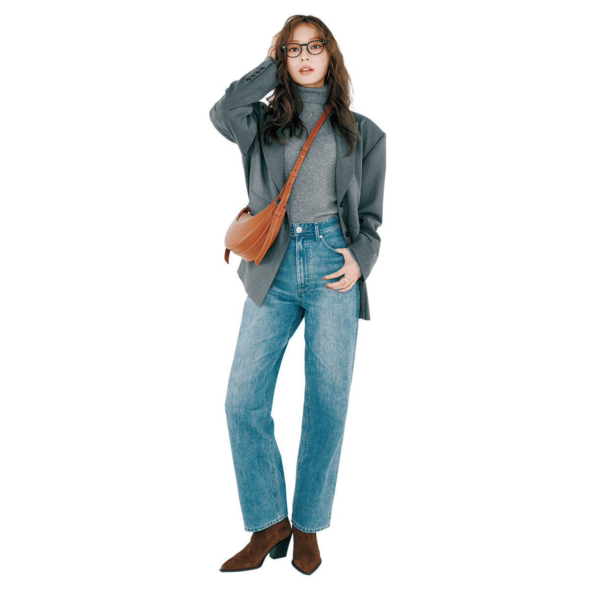 グレータートルとデニムパンツにグレージャケットのコーデ