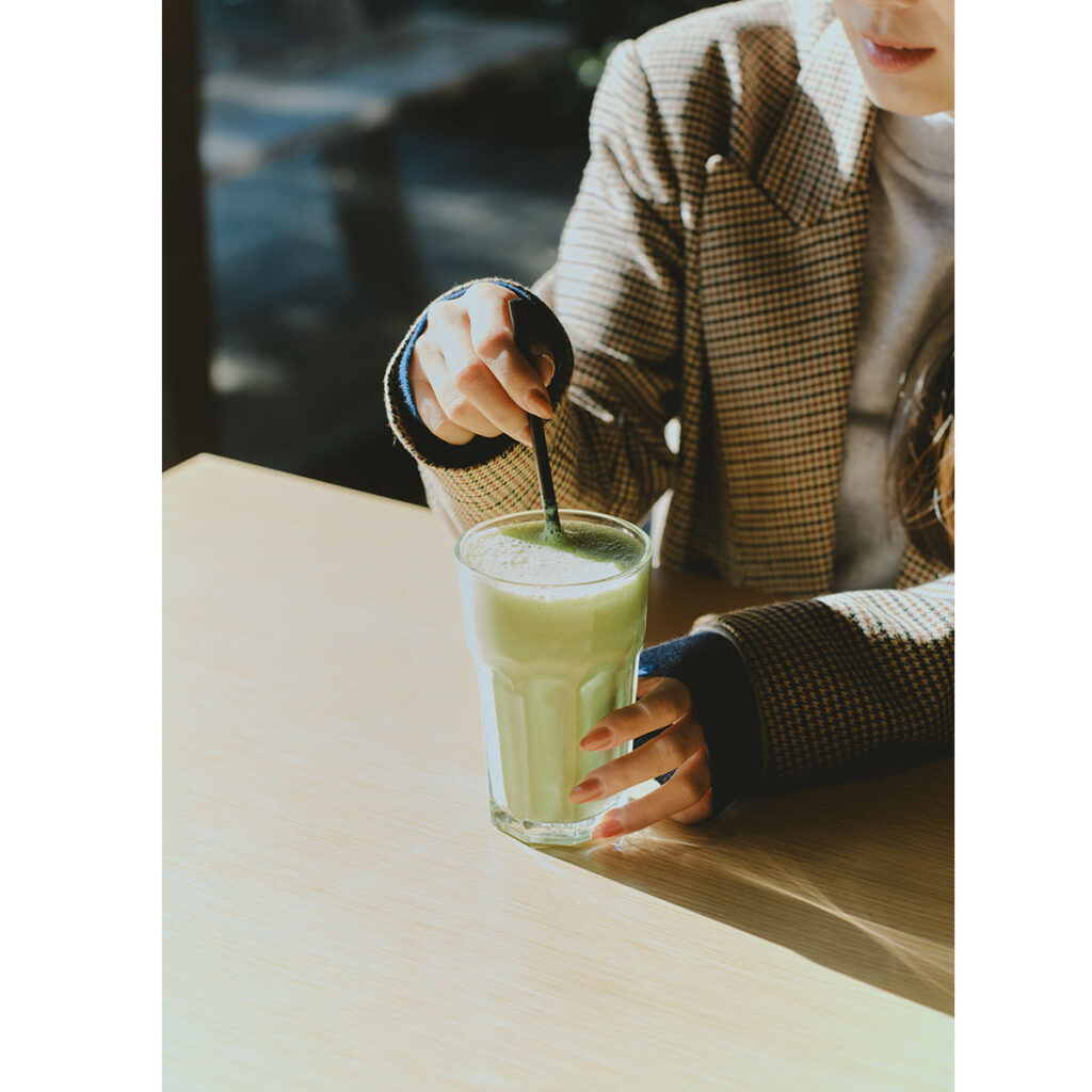 モリンガのパウダー、バナナ、豆乳をブレンドしたスムージー