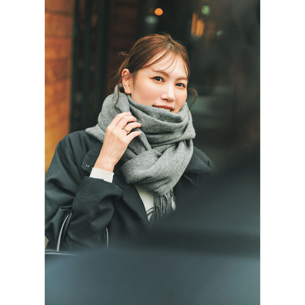 グレーの大判ストール