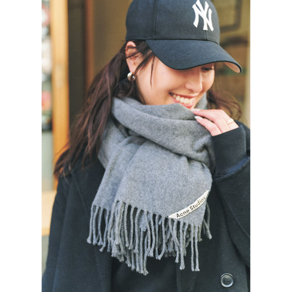 キャップにグレーマフラーのコーデ