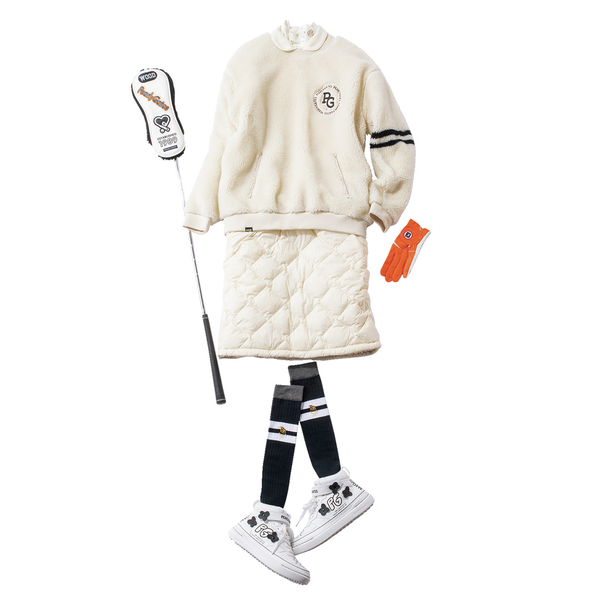 白トップスとポロシャツのレイヤードにダウンスカートのゴルフコーデ