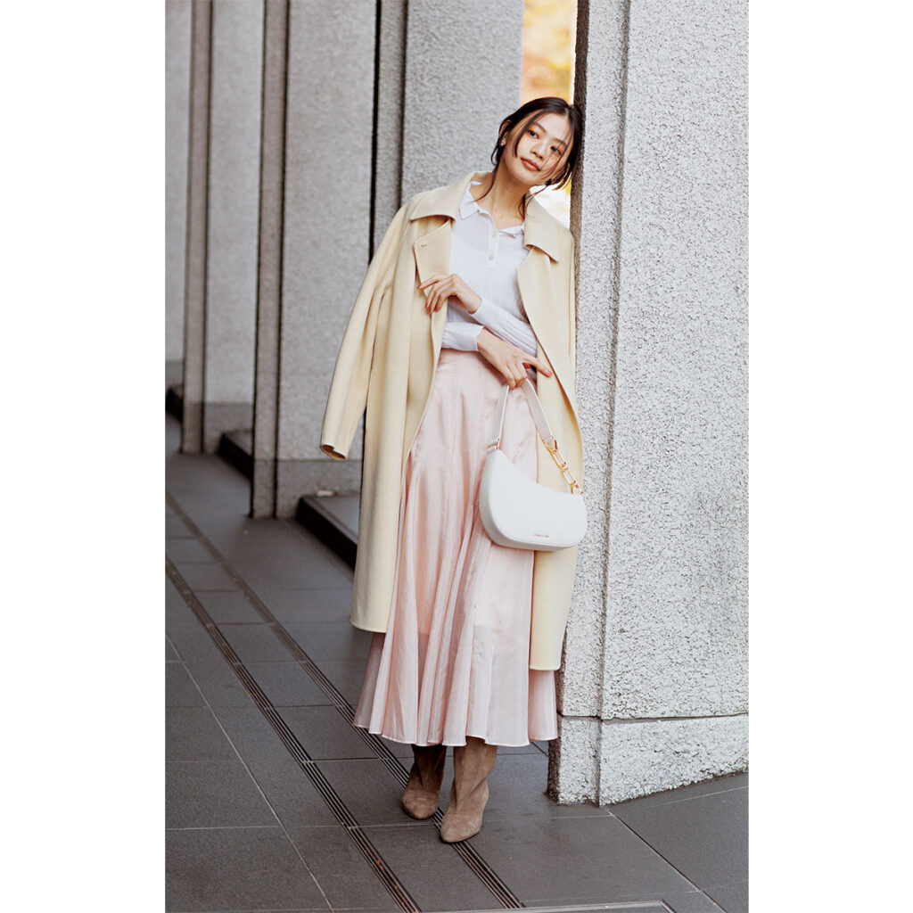 ピンクの艶スカートに春色コートのコーデ