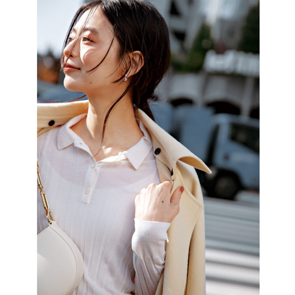 ピンクの艶スカートに春色コートのコーデ