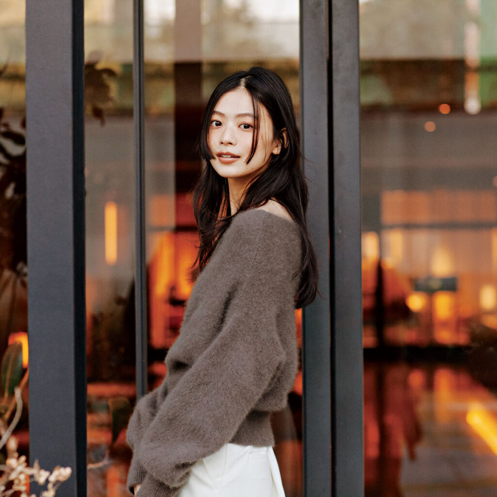 ブラウンのオフショルニットに白スカートのコーデ