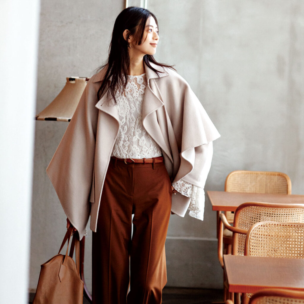 レーストップスにブラウンパンツのコーデ