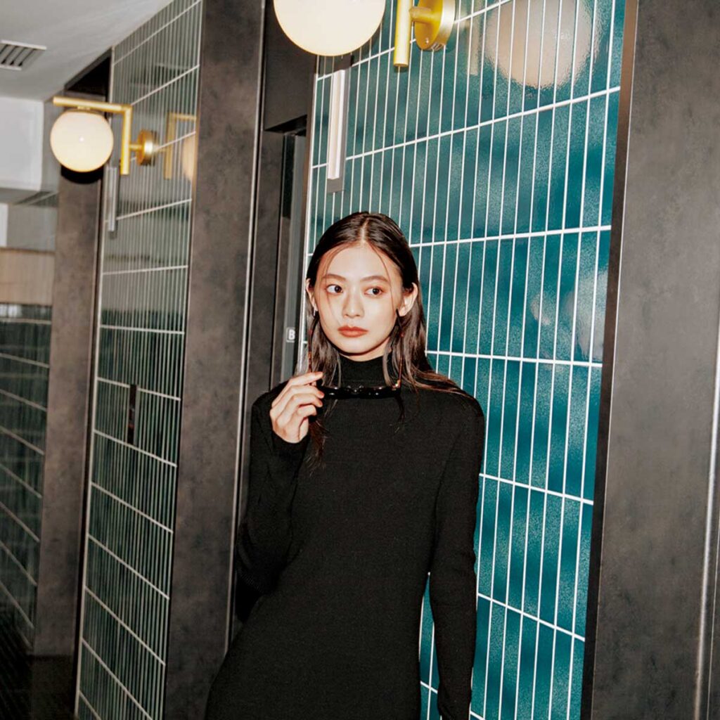 黒ワンピのコーデ