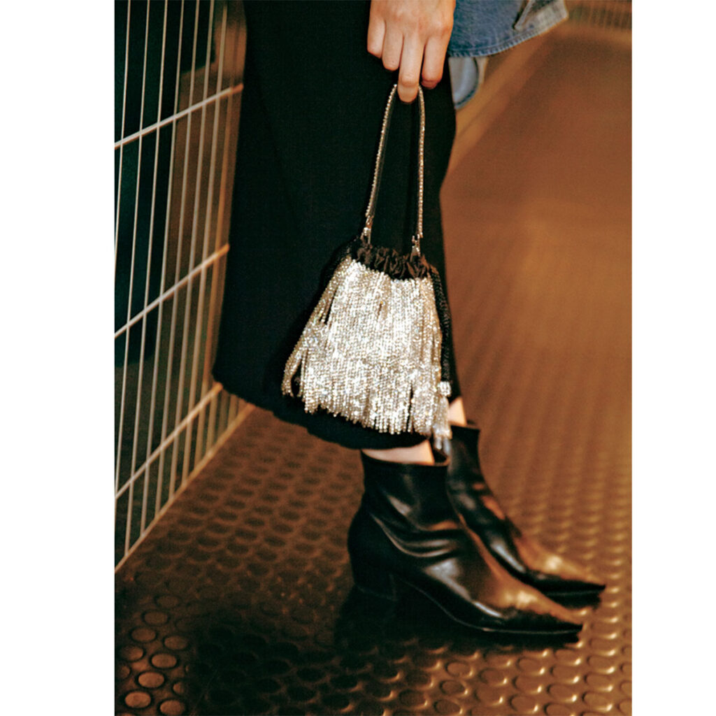 黒ワンピにシルバーのバッグのコーデ