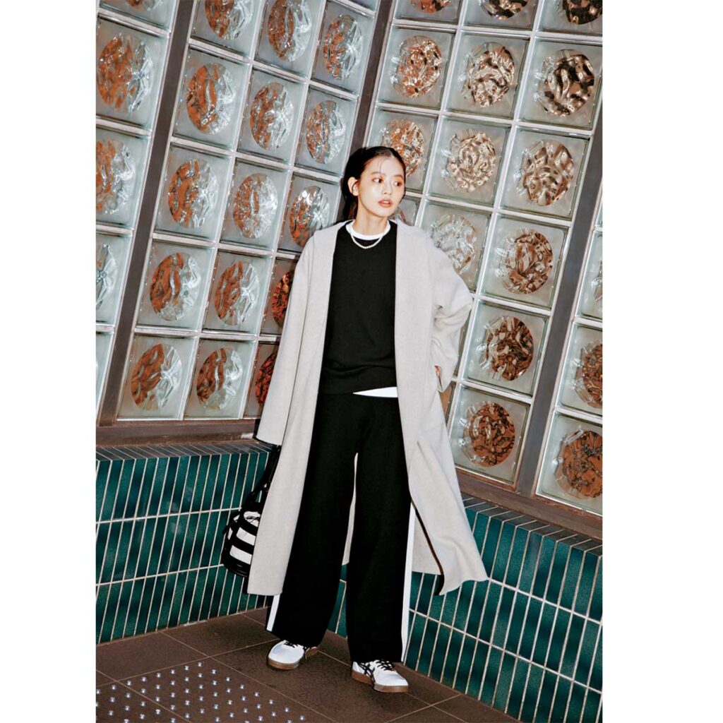 モノトーンコーデにグレーのロングコートのコーデ