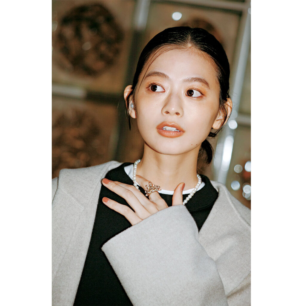 モノトーンコーデにグレーのロングコートのコーデ