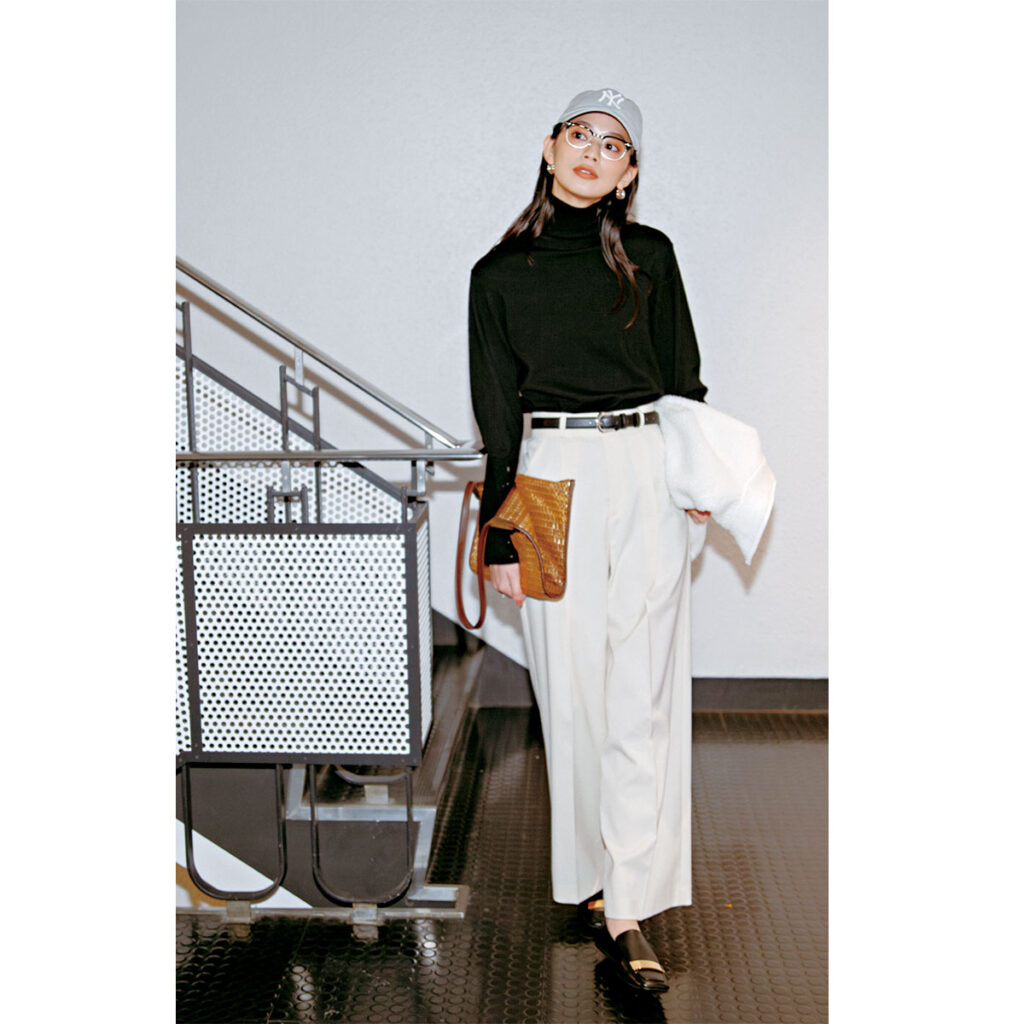 黒タートルに白パンツのコーデ