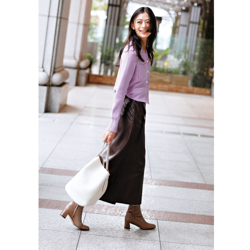 ラベンダーのクロップト丈ローゲージカーディガンにレザーのタイトスカートのコーデ