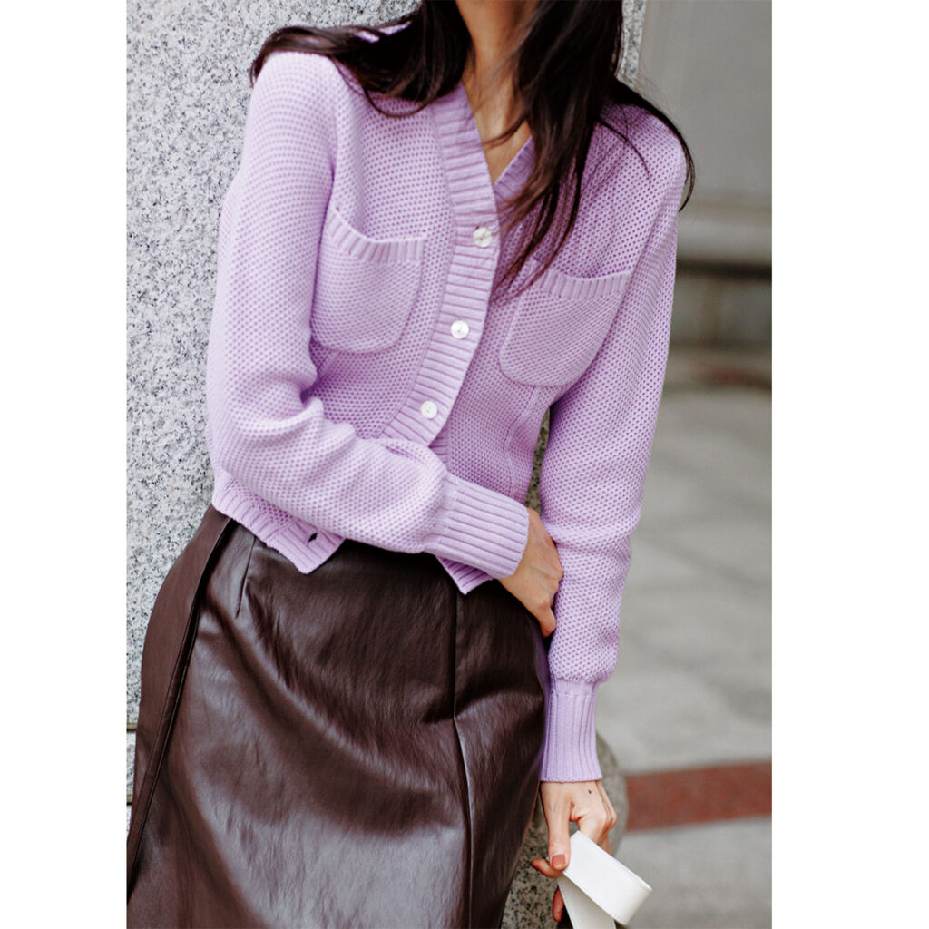 ラベンダーのクロップト丈ローゲージカーディガンにレザーのタイトスカートのコーデ