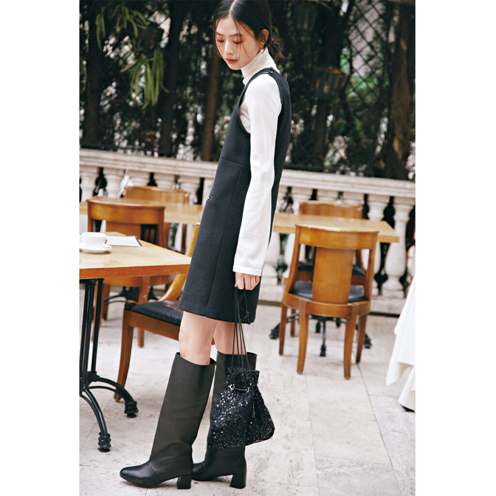 白タートルに黒のミニ丈ジャンスカのモノトーンコーデ