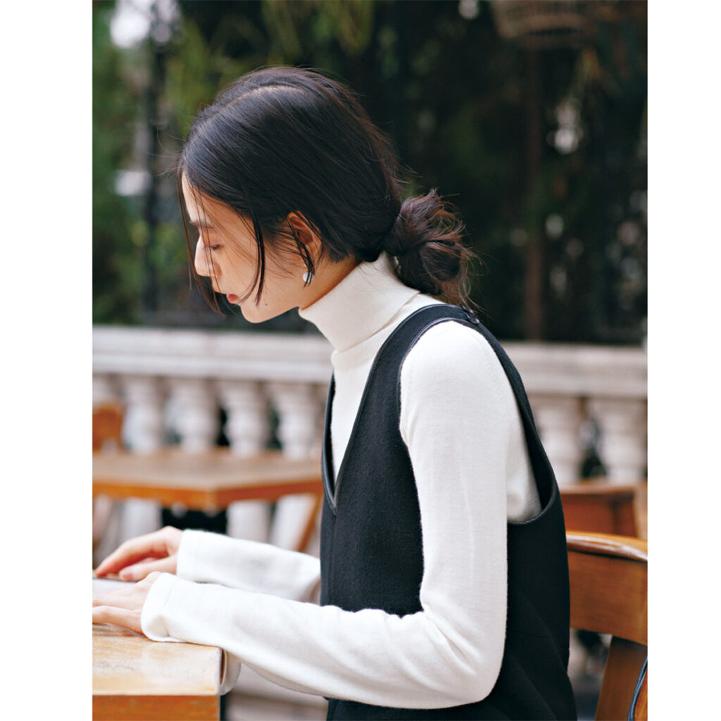 白タートルに黒のミニ丈ジャンスカのモノトーンコーデ