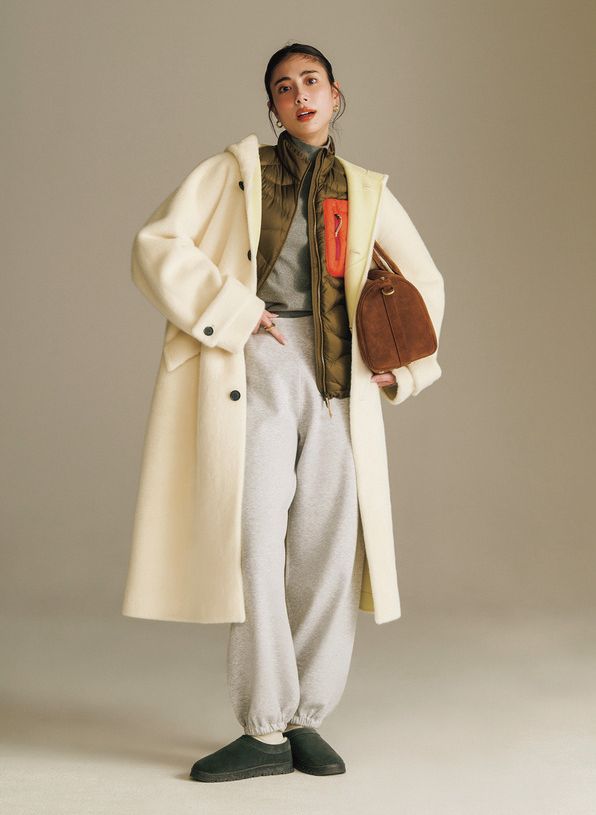 キレイめのウールコートにダウンベストを挟むことでスウェットも馴染みやすく、オシャレ指数が上がっています。足元をスニーカーではなくボアスリッパにするところもキレイめにマッチするポイント。冬の旅コーデに似合います。ニットパンツはセオリー、コートはミースロエ、ベストはピーク パフォーマンス、ニットはシー、バッグはコーチ、靴はミネトンカのもの。