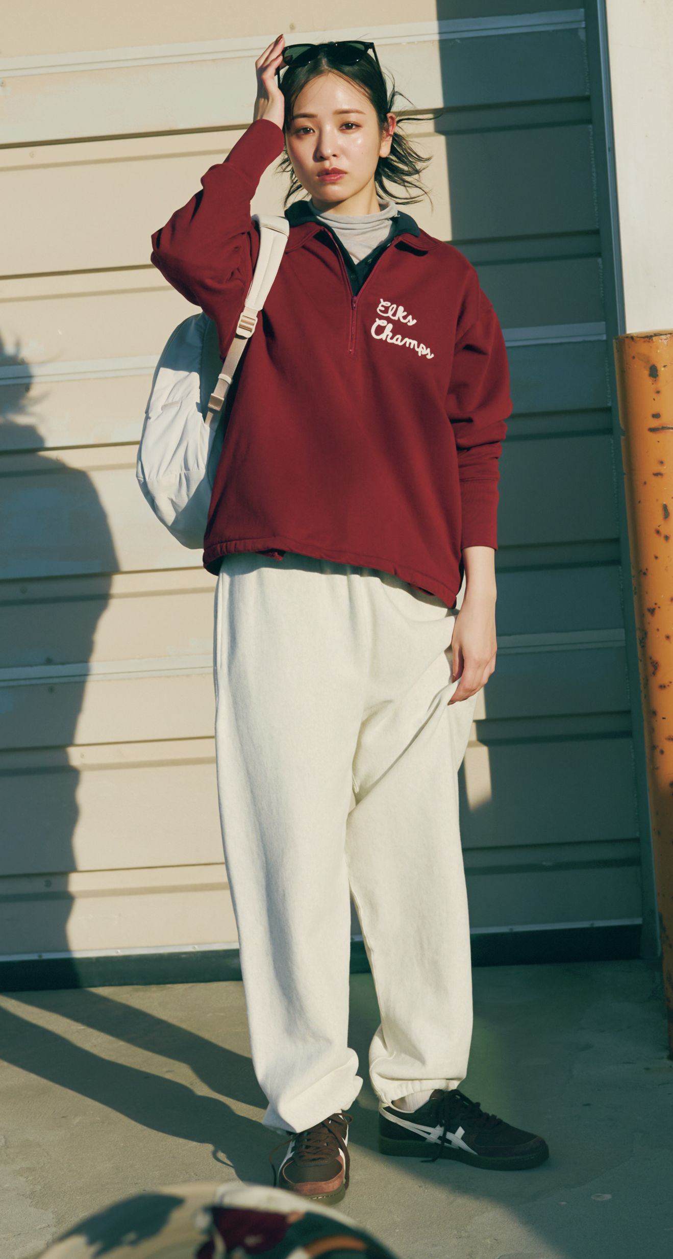 タートル・襟・襟の首元の３レイヤードでオシャレ上級者の貫禄。重ねることで首元のきっちり具合が増し、ゆるスウェットもだらしなく見えません。えんじカラーでトラッドな雰囲気が出て◎。スェットパンツはチャンピョン、ハーフジップスウェットはメイソン ジャーナル スタンダード レリューム、ポロニットはスローン、タートルトップスはStola.、スニーカーはオニツカタイガー、バッグはグレゴリーのもの。