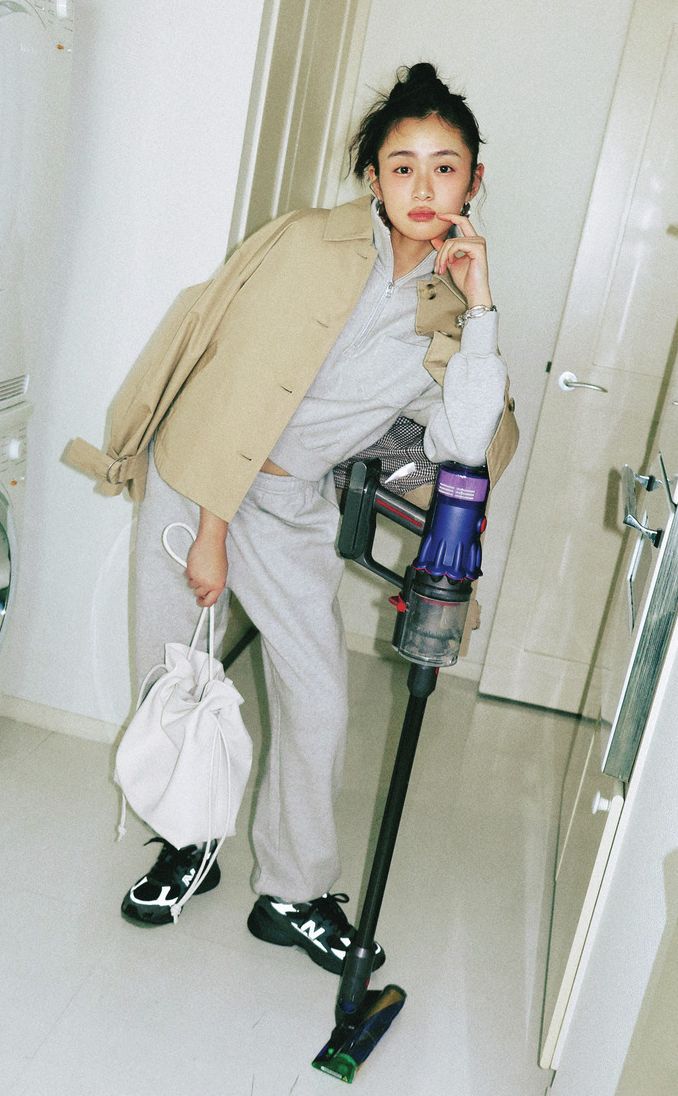 部屋着見えしてしまいそうなグレーのスウェットセットアップも、トップスのジップデザインで洗練度が上がります。トップスもアウターも、コンパクトめなサイズを選ぶことできちんと感を調整。スウェットパンツとスウェットトップスはH &M Studio Essentials、コートはギャップ、スニーカーはニューバランス、バッグはヴァジックのもの。