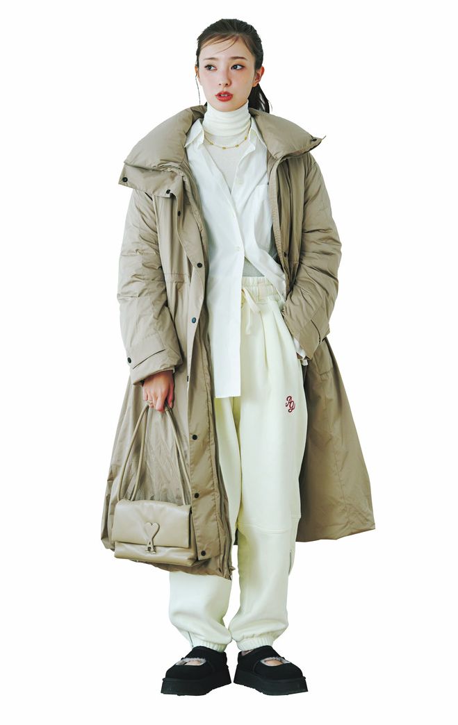 全身白やシャツのレイヤードでゆるスウェットもこんなにエレガント。ロング丈のダウンを合わせるのも女っぽく見えるポイントで、街に繰り出せそうなリラックススタイルとなっています。スウェットパンツはAMBERGLEAM、コートはデュベティカ、シャツはミースロエ、タートルトップスはSOEJU、靴はアグ、バッグはAMI Parisのもの。