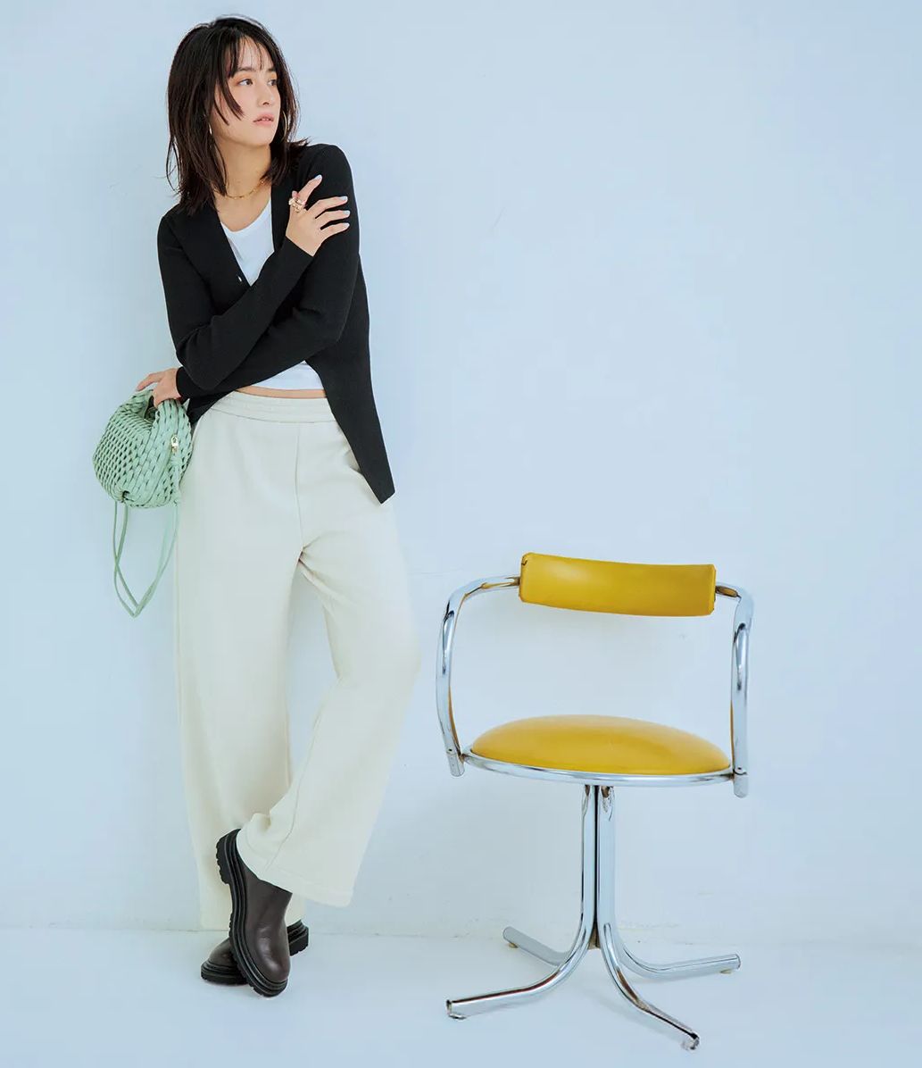 ゆるスウェット合わせなら肌見せやタイトなトップスも取り入れられそう。体のラインに沿うリブカーデからおへそをチラリしたバランスがヘルシーに決まります。トップスがスッキリしているので、ボリューミーなアウターを羽織ってもバランスが取れます。スウェットパンツはMICA ＆ DEAL、カーディガンはエイチ ビューティー＆ユース、タンクトップはAKTE、バッグはポレーヌ、靴はPIPPICHICのもの。