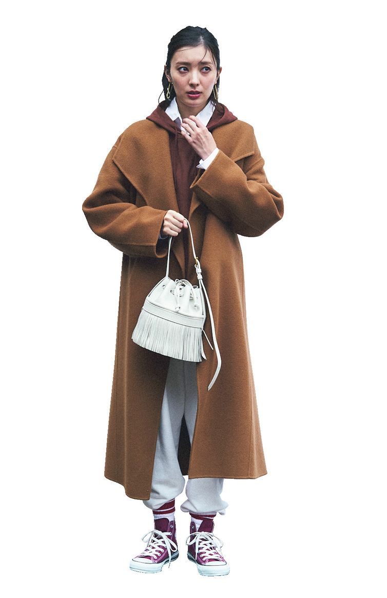 ブラウン多めの配色が今年らしく、白と合わせてエレガントにまとまっています。ウールのロングコートに白シャツにレザーバッグ、コンバースにスウェットにフーディという、バランスの取れた甘辛ミックス具合が◎。スウェットパンツはアンビアンス、フーディはニューバランス、シャツはアンド アールシー、コートはフレイ アイディー、スニーカーはコンバース、バッグはJ＆M デヴィッドソンのもの。